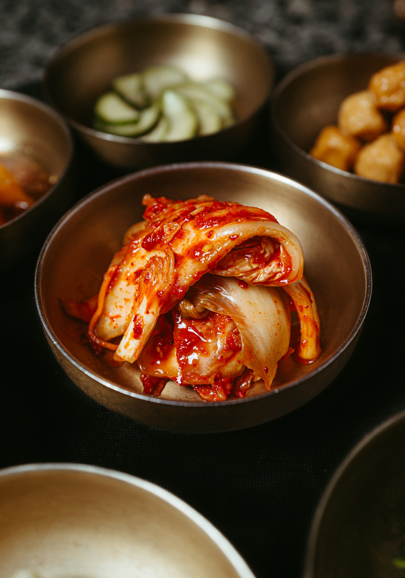 디너 오마카세 — 유기 그릇에 담은 김치와 반찬으로 차린 저녁 정찬 한 상