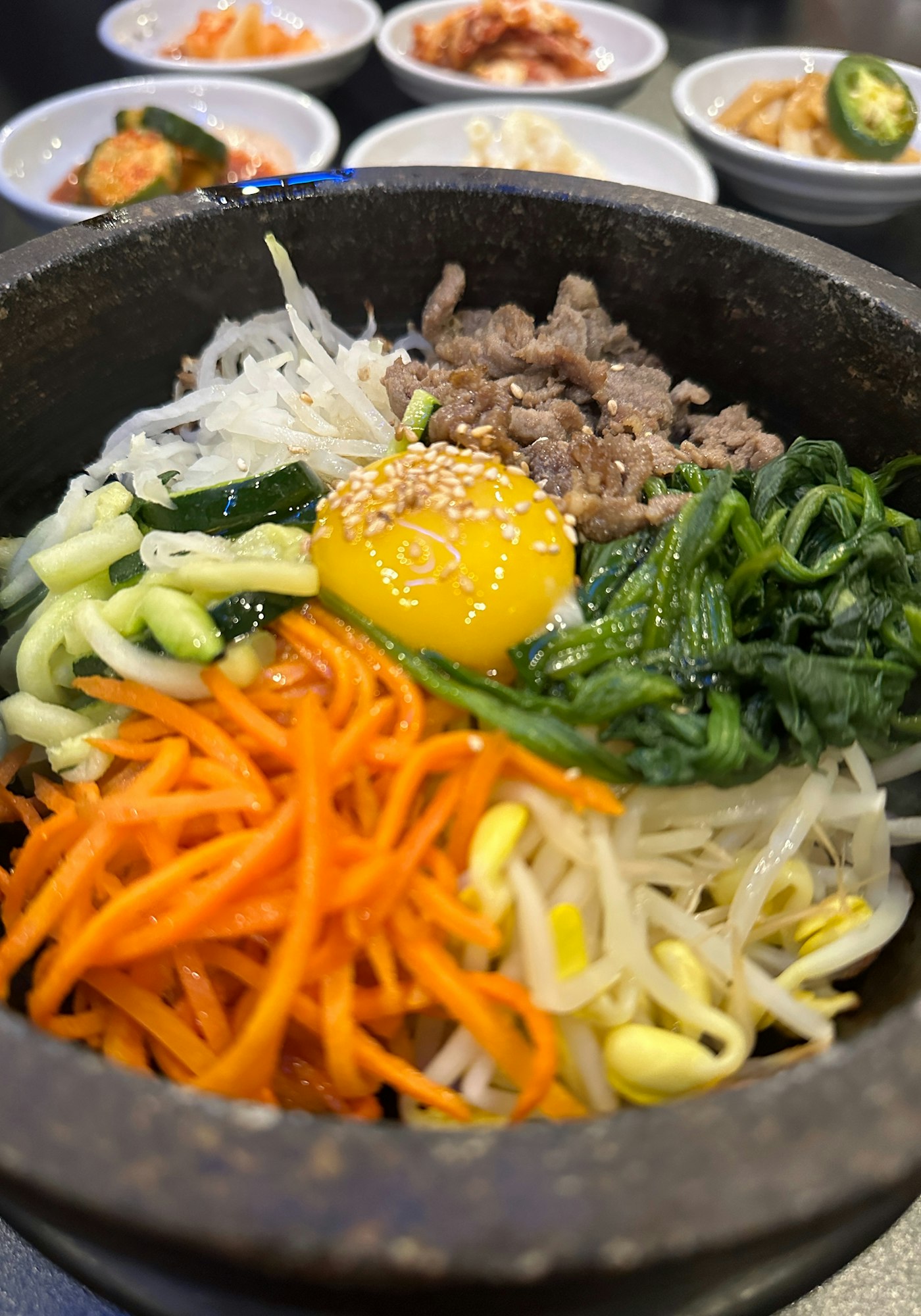 런치 오마카세 — 돌솥에 담은 제철 나물 비빔밥과 반찬 한 상