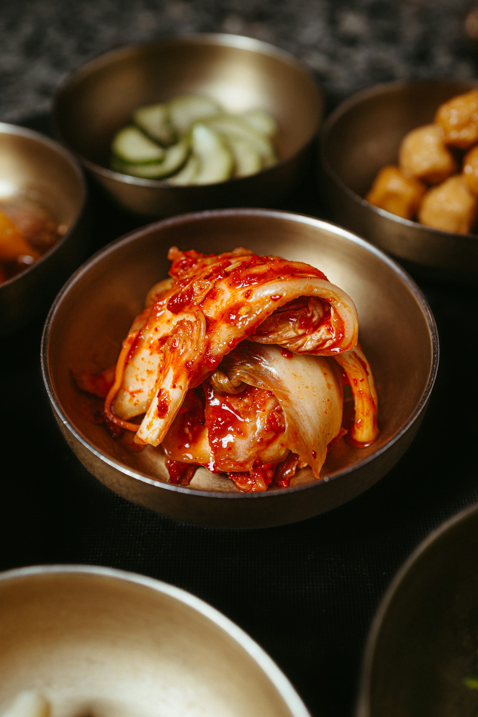 유기에 담아낸 김치 한 접시